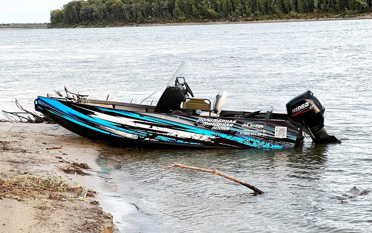 Моторная лодка из пластика